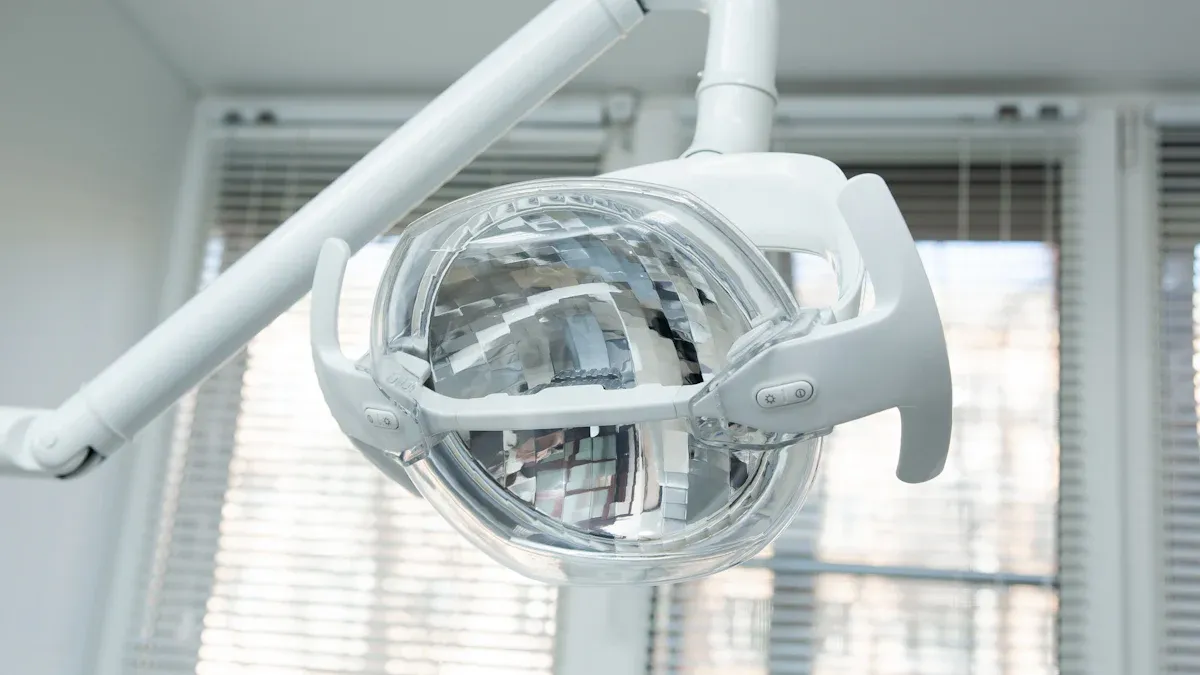 Mahahalagang tip para sa pagpapanatili at paglilinis ng mga kagamitan sa pag -iilaw ng medikal